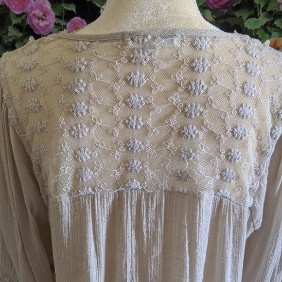 ~SOLD~ Lace and Crochet Blouse Size Medium - Picture 5 of 7